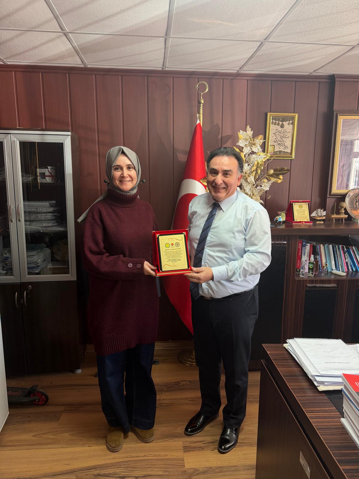 TÜBİTAK Projesi olan Öğretim Elemanlarımıza Plaket Verildi.